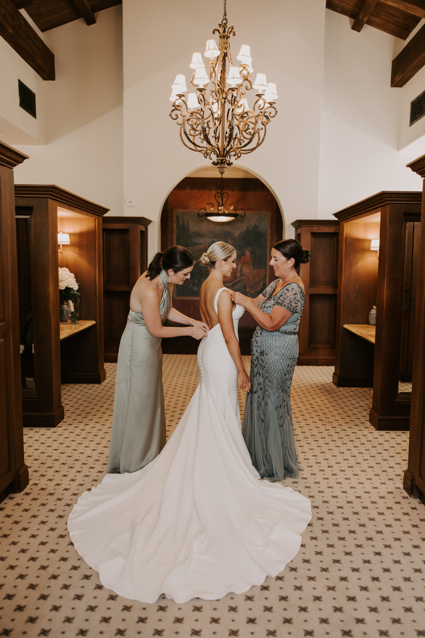 The style of the couple for their elegant and timeless wedding was inspired by classic looks that would stand the tests of time.
Sydney knew that she wanted a timeless and clean look to her dress. She chose a more simple style in general, so this dress was simply perfect and elegant.