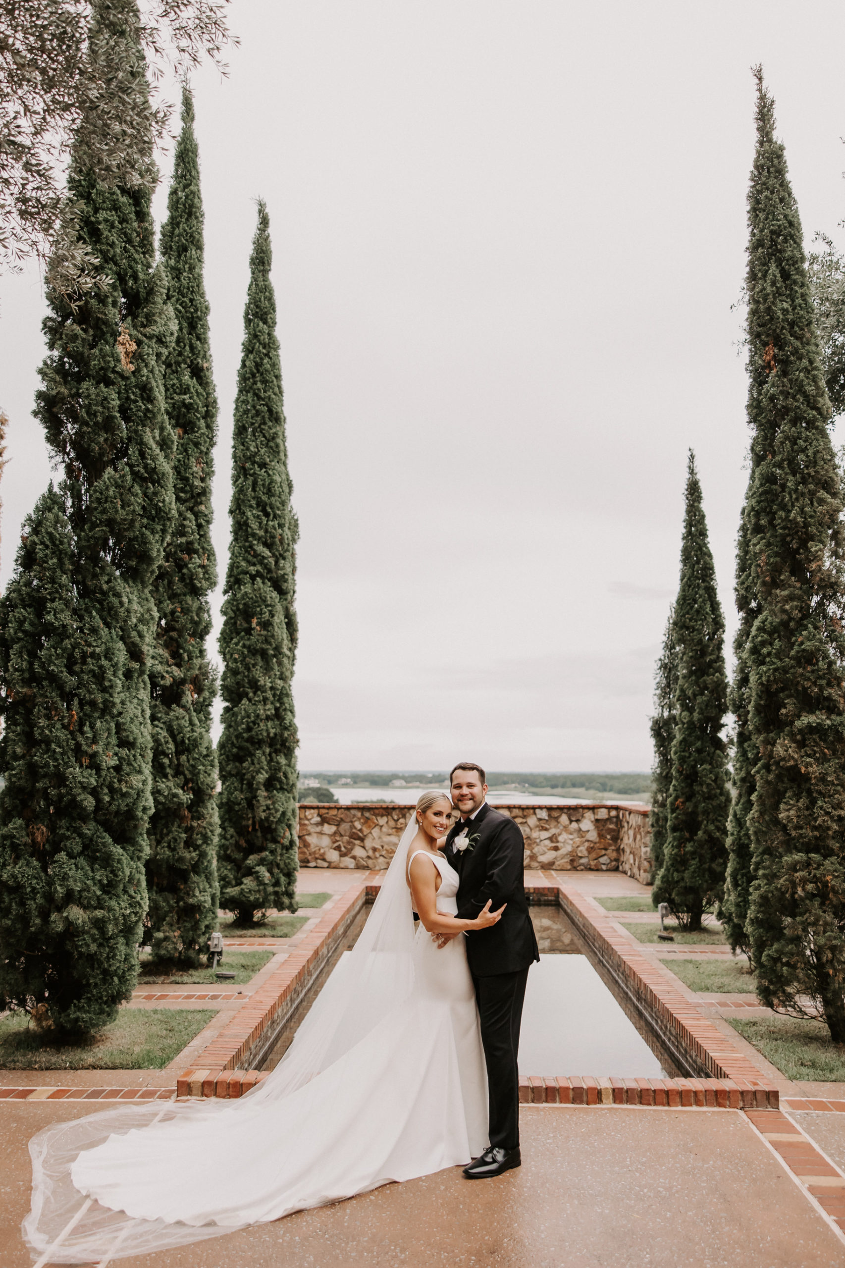 This venue offer multiple sites like the Grand Lawn, The Reflection Pond, and The Wine Cellar to take an amazing portraits before your elegant and timeless wedding. 