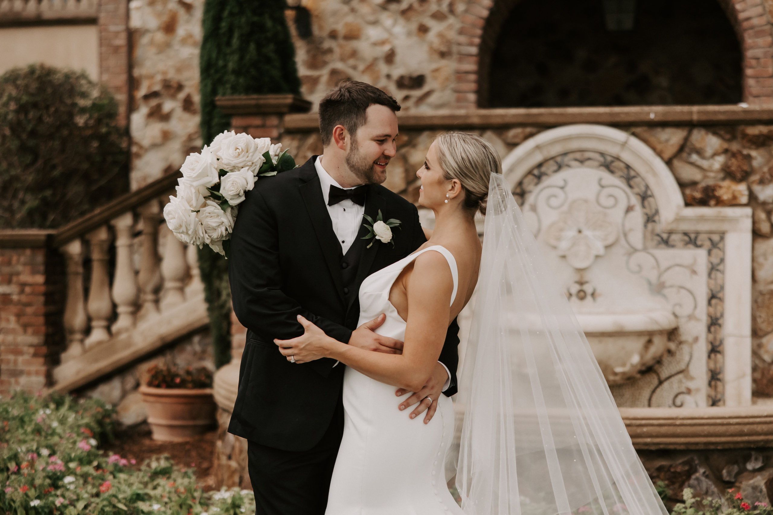 This venue offer multiple sites like the Grand Lawn, The Reflection Pond, and The Wine Cellar to take an amazing portraits before your elegant and timeless wedding. 